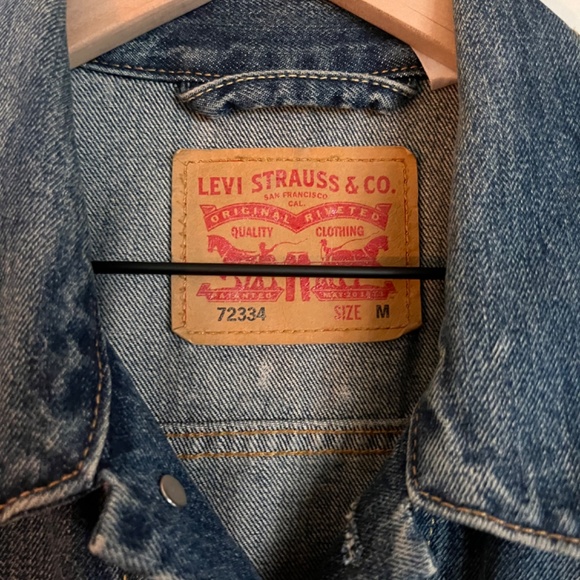 Mens Levis Trucker Jean Jacket. Slotted buttons and distressed denim. M 72334 - Picture 2 of 3